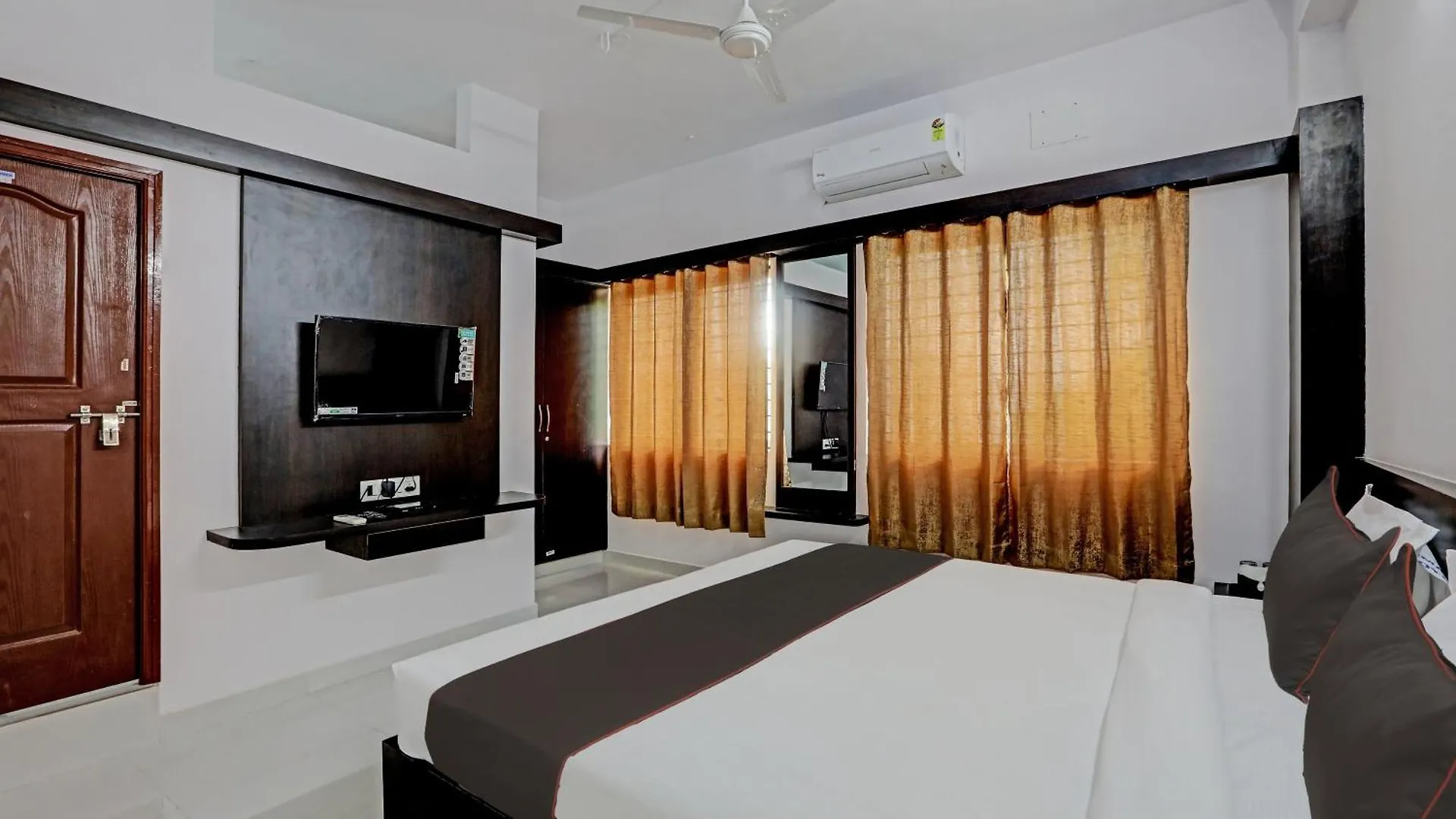 Hotel Collection O Emara Grand Mysore
